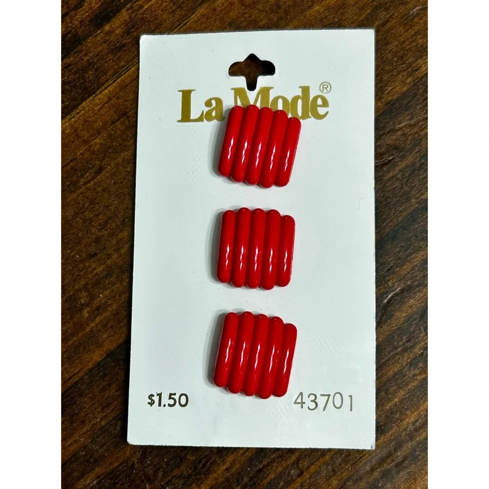 La Mode Red Ribbed Buttons Vintage Made in England 19mm 22mm Shank 5 Count